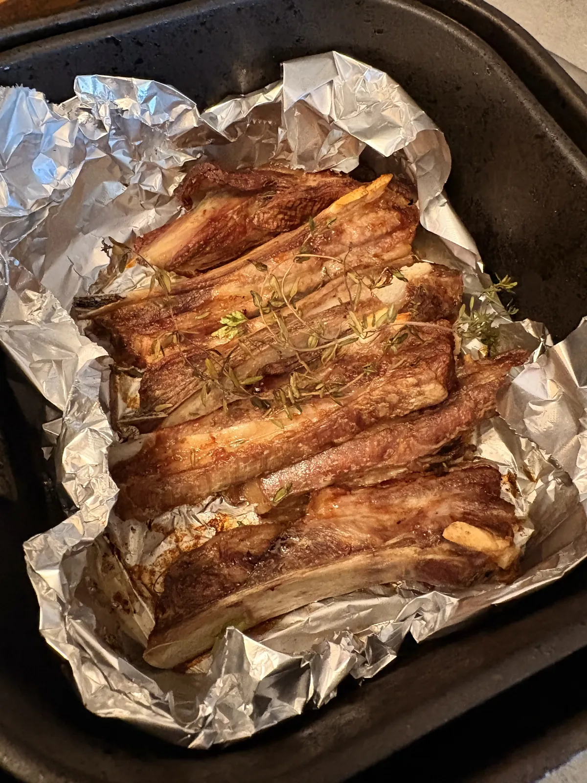 Gebratene Lammkoteletts mit Kreuzkümmel und frischen Kräutern, frisch aus dem Ofen
